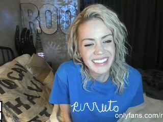 roorain fucks herself in pink dildo