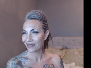 mizxtrix juicy bitch caresses the clitoris