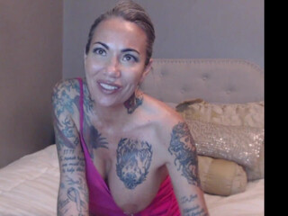 mizxtrix crazy girl plows pussy with phallus