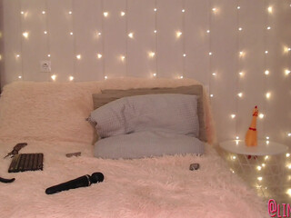 lindamlem cute babe jerks off with sex toys