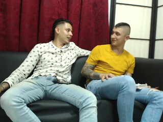 zac_ross busty babe fucks herself in her pussy