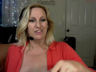 slipinsidethis sexy babe showed her tits