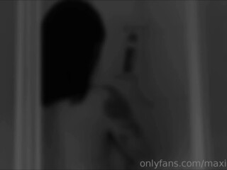 maxierhoads beautiful woman in black clearly jerks off her vagina