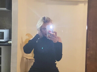 danielablume beauty fucks her holes with dildos