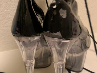 zeplynn nude chick posing on the couch