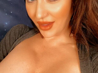 realangsommers seductive babe fucks both holes