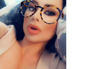 queenschmanda babe sat hard masturbating pussy