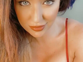 realangsommers busty brunette chats in free chat