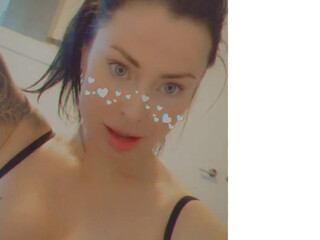 queenschmanda gorgeous busty pussy masturbates