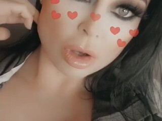 queenschmanda blissful bitch pulls pussy