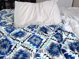 Bella blonde babe bares her tits