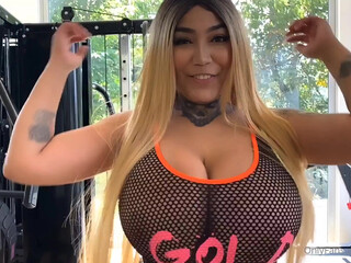 AmoraLuv onlyfans Beauty with cool curves