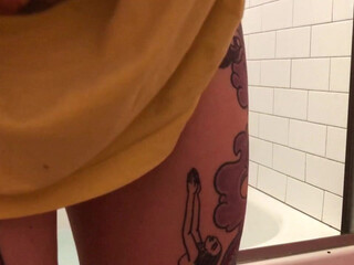 Scarlett_Cummings mature masturbates in front of webcam