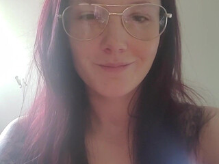 Kelsi_Baby charming babe masturbates shaved vagina