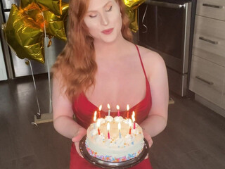 Evie Envy onlyfans gorgeous lady caresses shaved vagina