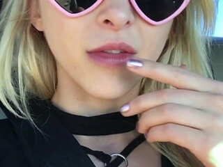 Alix Lynx onlyfans shows pussy