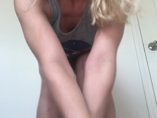 Alix Lynx onlyfans crazy chick fondles her cunt by hand