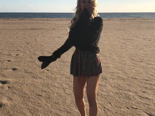 Alix Lynx onlyfans charming bitch spreads her legs