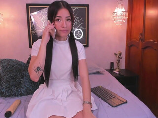 sophie_stonne_ posing for the camera exposing her sexy body