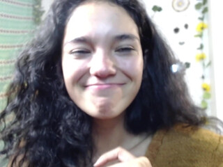 makayla77 spectacular skin cleaves the vagina with a large dildo