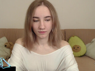 kara_moor hot chick fucks shaved pussy