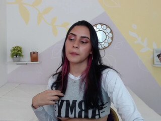 annawhaters Imposing chick