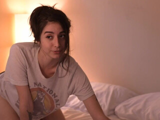 lizmreow experienced slut caresses intimate places