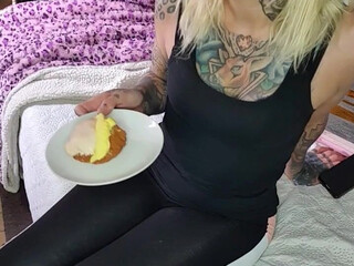 nayomisharpe skin masturbates pussy