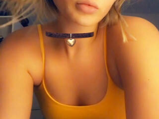 misshannahnicoleee cute girl sucks penis