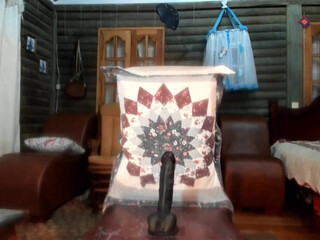 little_izzi naughty queen puts on beautiful tits