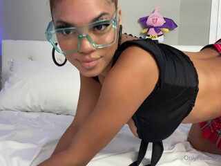 mariaaskyy cute lady gently massages pussy