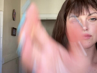 emmamagnoliaxo shows chest