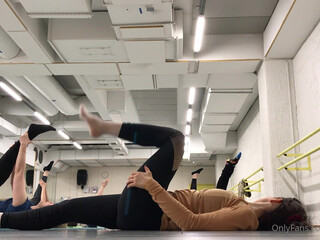 dianakitty dark skinned lady gently jerks her pussy