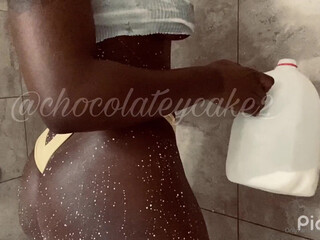 chocolateycake2 Sultry brunette