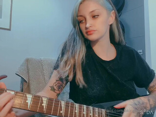 akiramaisuicide Red-haired doll