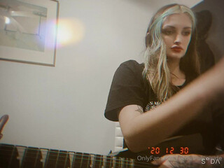 akiramaisuicide Mischievous wench