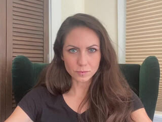 quinnlivid hot young lady is fucking pussy