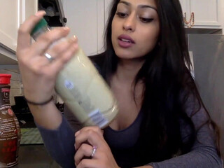 saravunovix big tit babe bares sexy body