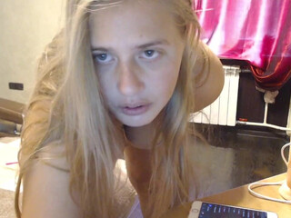 raspberry_sunset beautiful slut exposes big tits