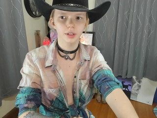 rainbow_sherbet black-haired confused - having fun in fries