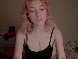 naughty_raquel slim mulatto dancing erotic dance