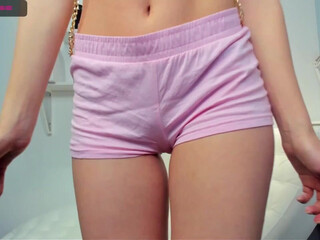 gretel_elf busty slut brings herself to squirt