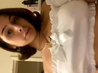 Alexa Scout Saturated brunette