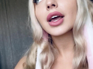 emjayplays onlyfans  plump bitch creases her boobs