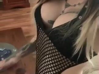 Korra Del Rio psitsa