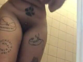 xxreesespiecesxx tender blonde squeezes boobs