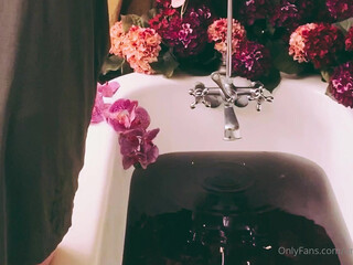 unskinnyshero titty  cam girl  jerks off in  private e