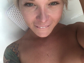 Aubrey Kate  dark haired babe masturbates pussy with vibrator