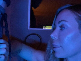 xnicoleanistonx   Blonde lady