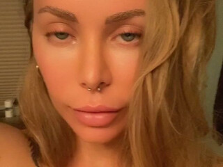 xnicoleanistonx   moans sweetly